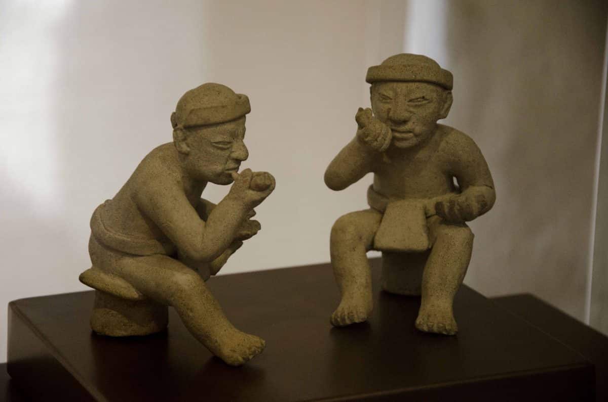 Escultura de las Figuras tomando coca con cal; Cultura Tolita (350 a. C. – 350 d. C.); Casa del Alabado, Quito, Ecuador | ©Ángela Drake