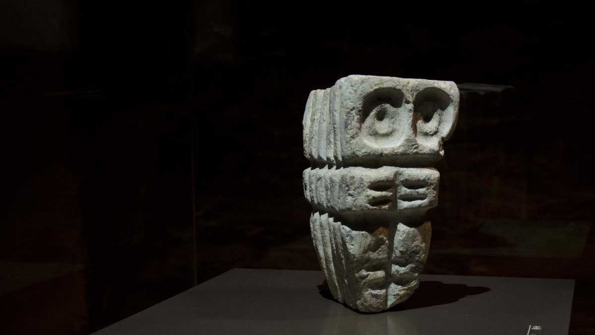 Monolito de la Cultura Valdivia (4000 – 1500 a. C.); Casa del Alabado, Quito, Ecuador | ©Ángela Drake