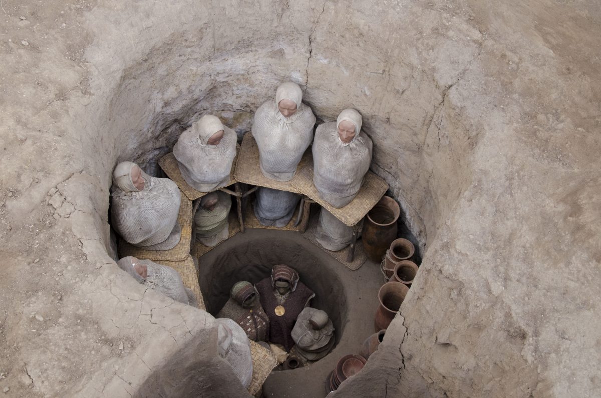 Reconstrucción del entierro de una familia de alto rango; Museo de la Florida, Quito, Ecuador | ©Ángela Drake Reconstrucción del entierro de una familia de alto rango; Museo de la Florida, Quito, Ecuador | ©Ángela Drake