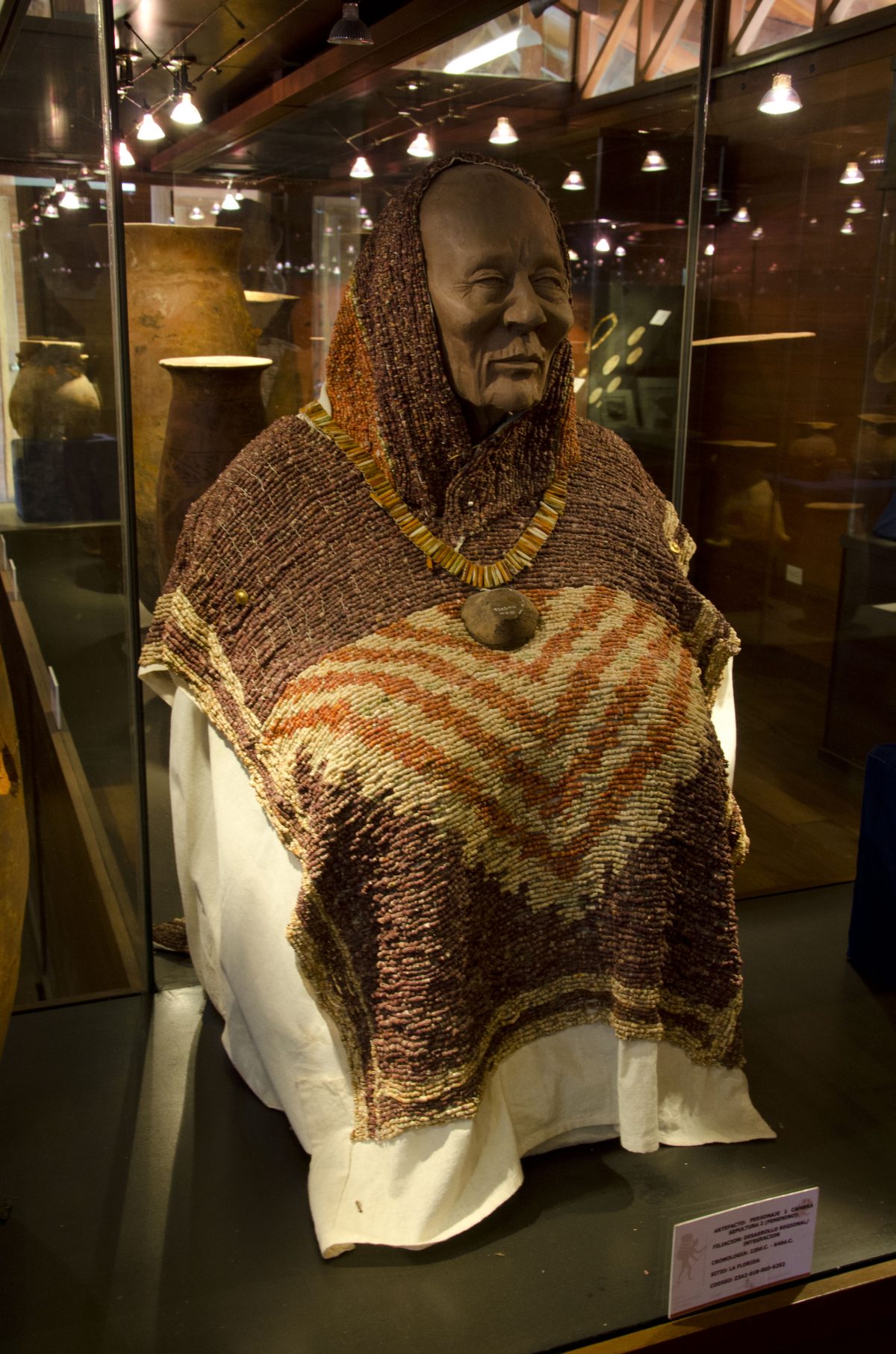 Parte frontal de un poncho de concha con cuentas; museo de La Florida | ©Ángela Drake Parte frontal de un poncho de concha con cuentas; museo de La Florida | ©Ángela Drake