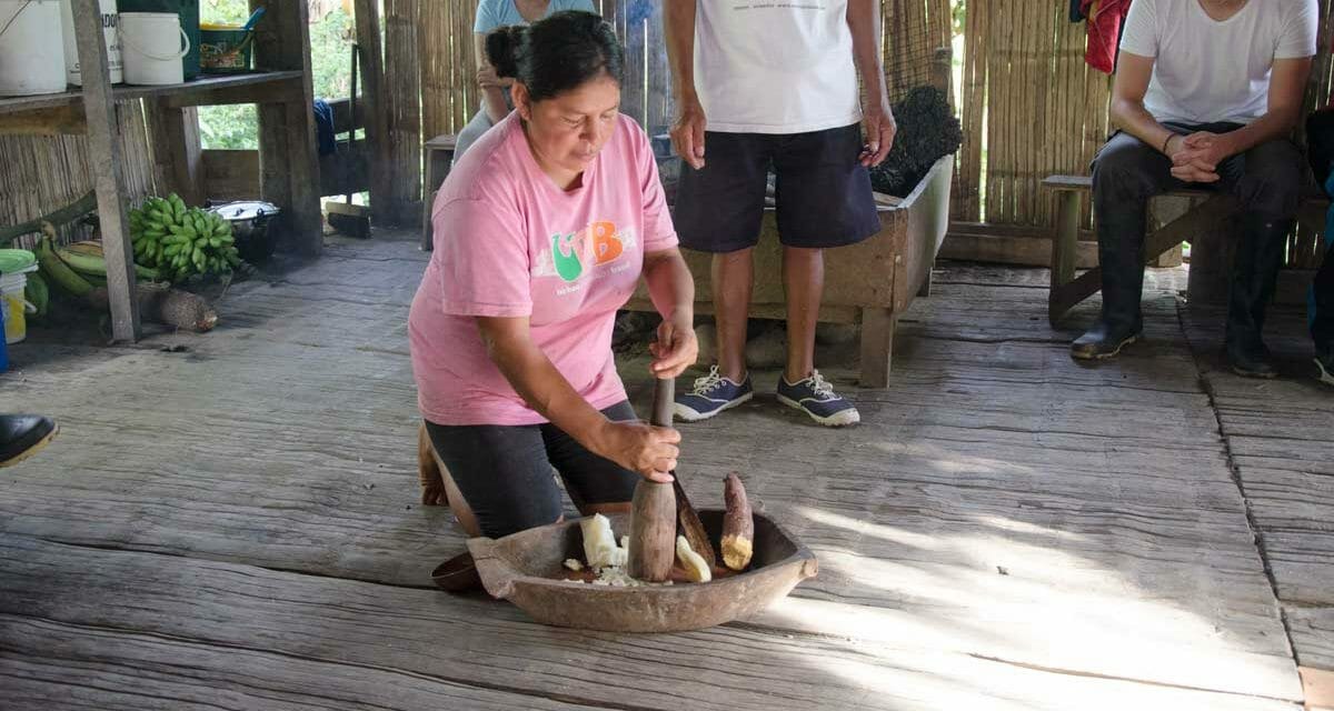 Visitando el Quichua cerca de Puerto Napo