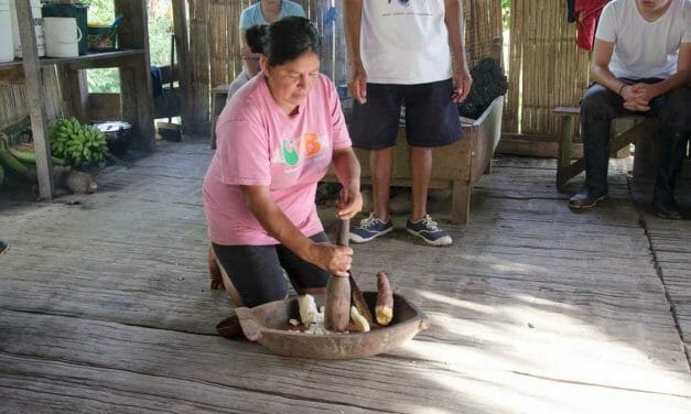Visitando el Quichua cerca de Puerto Napo