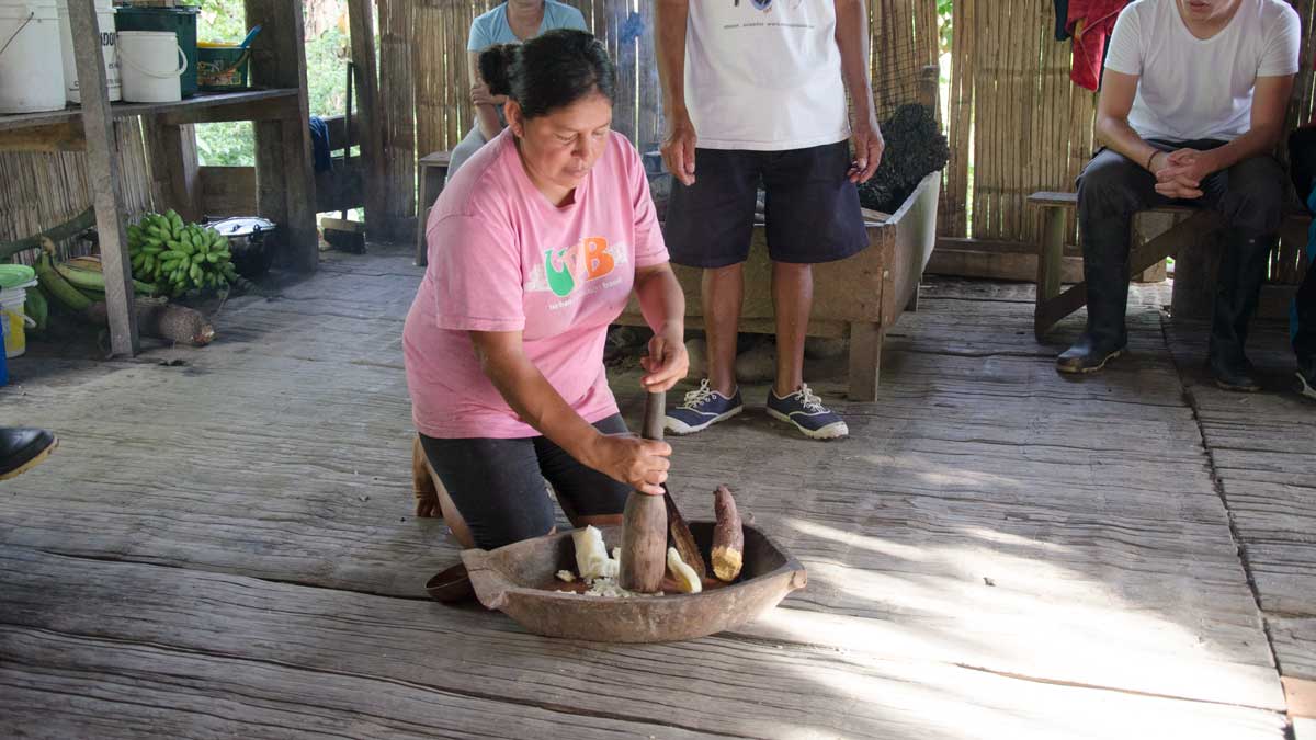 Visitando el Quichua cerca de Puerto Napo