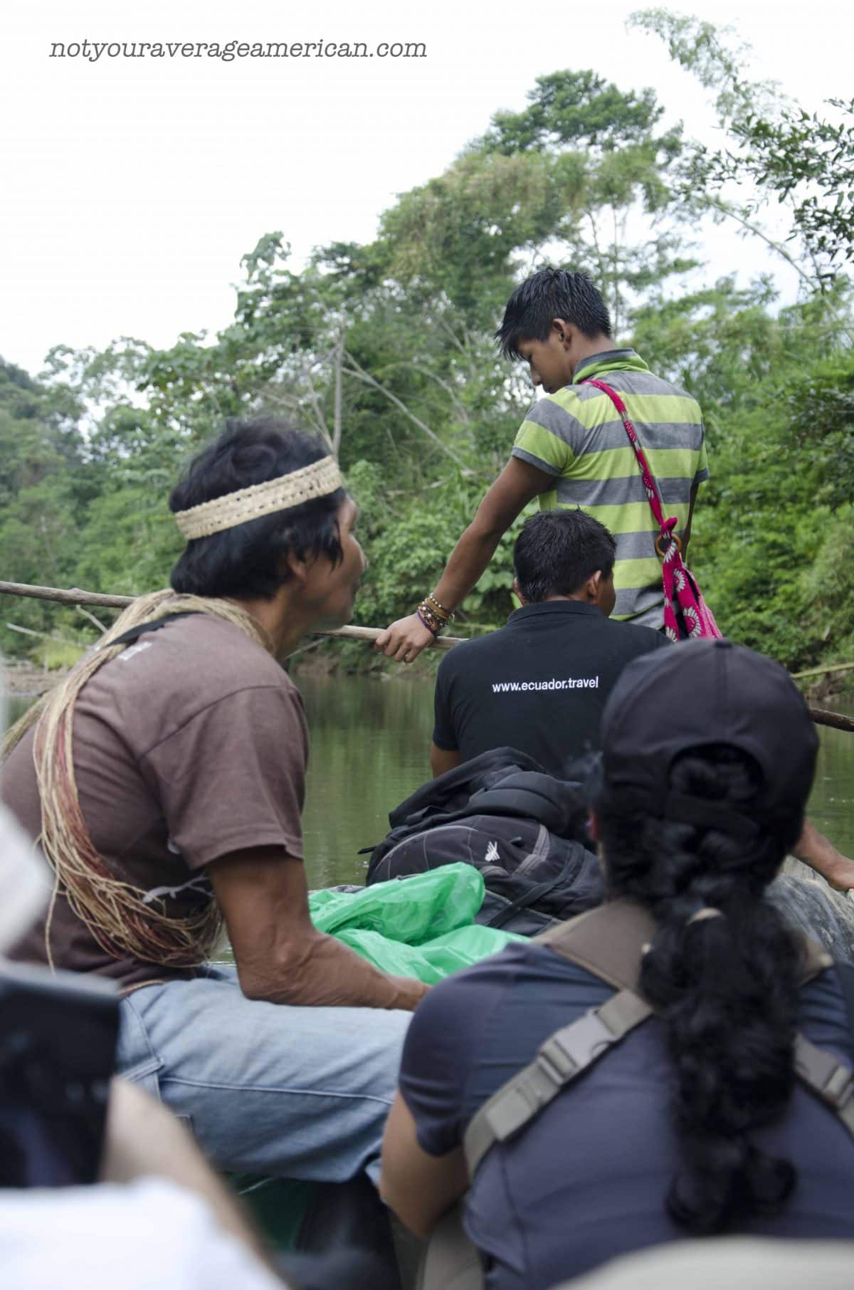 Nuestro guía huaorani, Bai, busca fauna a lo largo de la orilla del río y nuestra guía de Quito, Cristina, traduce los hallazgos de Bai al inglés. | ©Angela Drake Nuestro guía huaorani, Bai, busca fauna a lo largo de la orilla del río y nuestra guía de Quito, Cristina, traduce los hallazgos de Bai al inglés. | ©Angela Drake