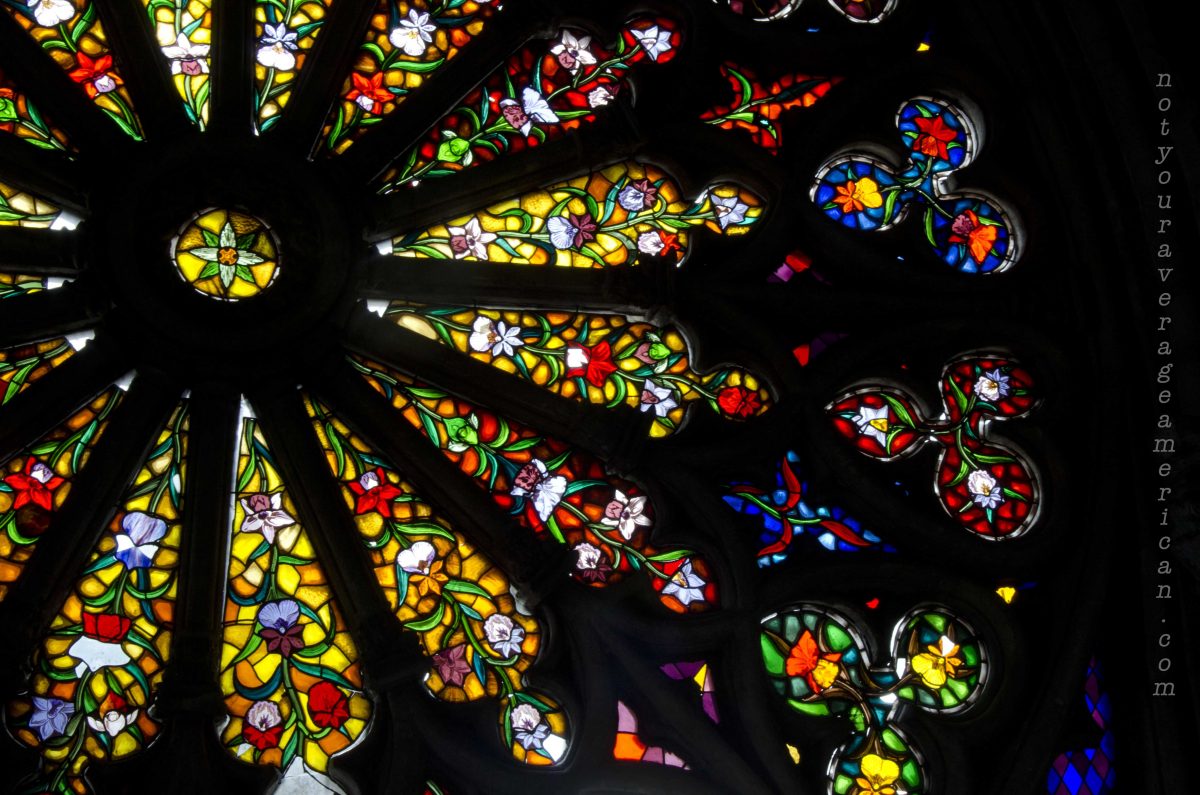 Detalle de uno de los rosetones de vidrieras de la Basílica del Voto Nacional | ©Ángela Drake