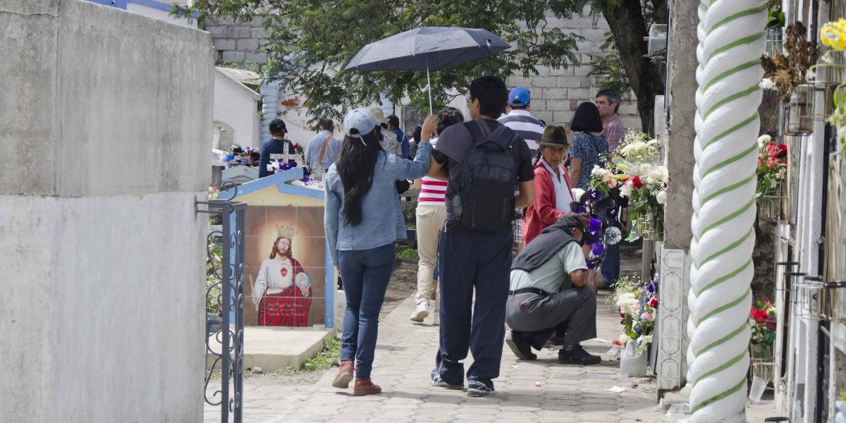Paseando por el cementerio, Día de los Difuntos, Calderón | ©Angela Drake Paseando por el cementerio, Día de los Difuntos, Calderón | ©Angela Drake
