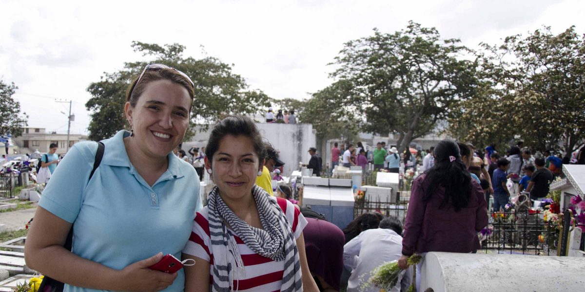Irma Bartels y Dayana Montufar, estudiantes de la Universidad de Especialidades Turísticas (UCT) | ©Angela Drake Irma Bartels y Dayana Montufar, estudiantes de la Universidad de Especialidades Turísticas (UCT) | ©Angela Drake