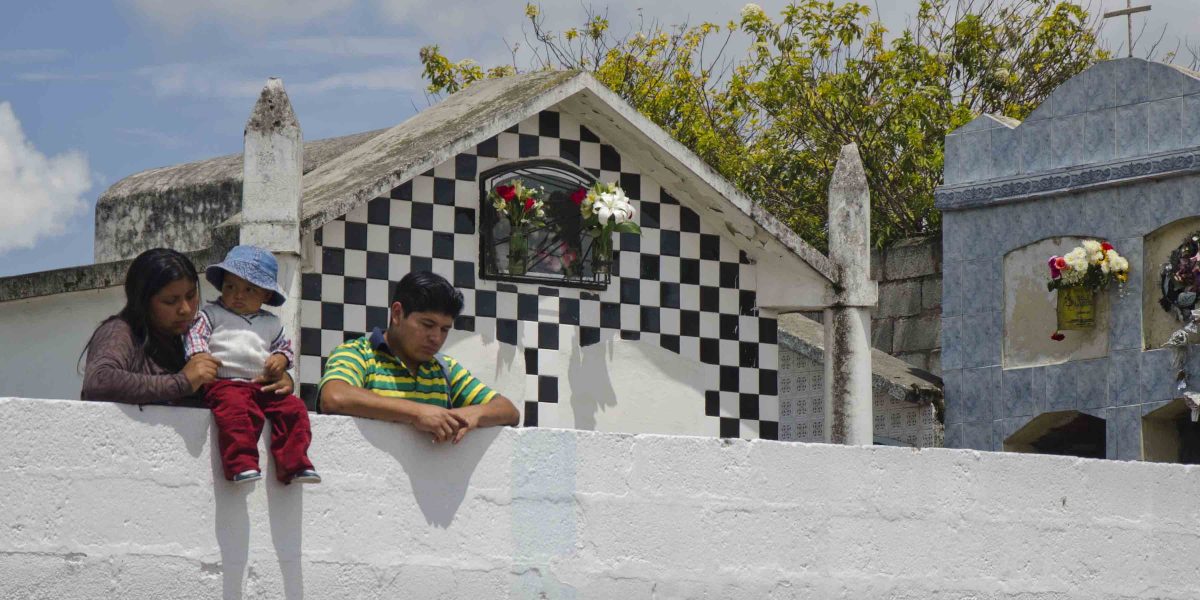 Observando la multitud que espera para entrar en el cementerio, Calderón, Quito, Ecuador | ©Angela Drake Observando la multitud que espera para entrar en el cementerio, Calderón, Quito, Ecuador | ©Angela Drake