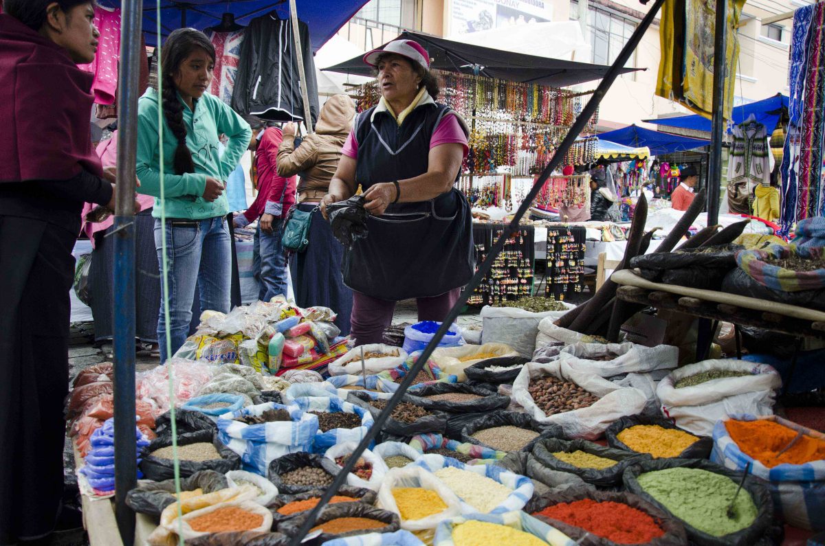 Vendedor de especias, Mercado de Otavalo, Ecuador