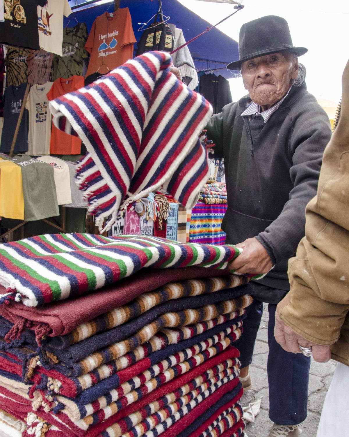 Vendedor de Ponchos de Lana, Otavalo, Ecuador