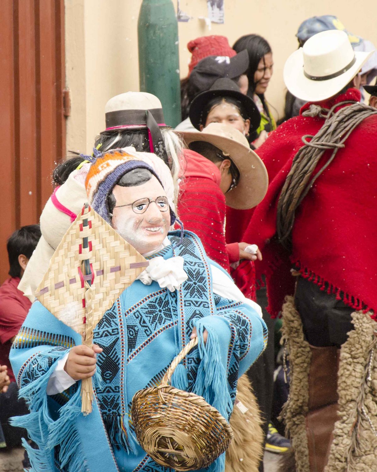 Muchas personas en el desfile usaron máscaras de papel maché, Guamote, Ecuador | ©Ángela Drake Carnaval en Guamote
