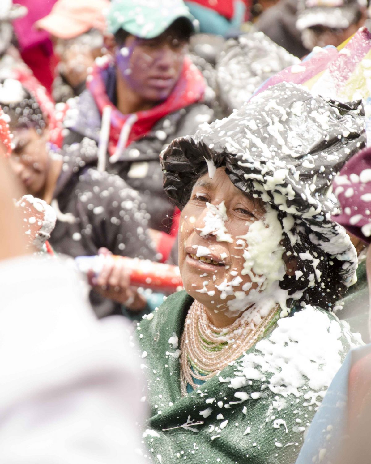 ¿Por qué incluso limpiar tu cara cuando solo tienes más espuma esperando a la vuelta de la esquina? | ©Angela Drake Carioca, Carnaval en Guamote
