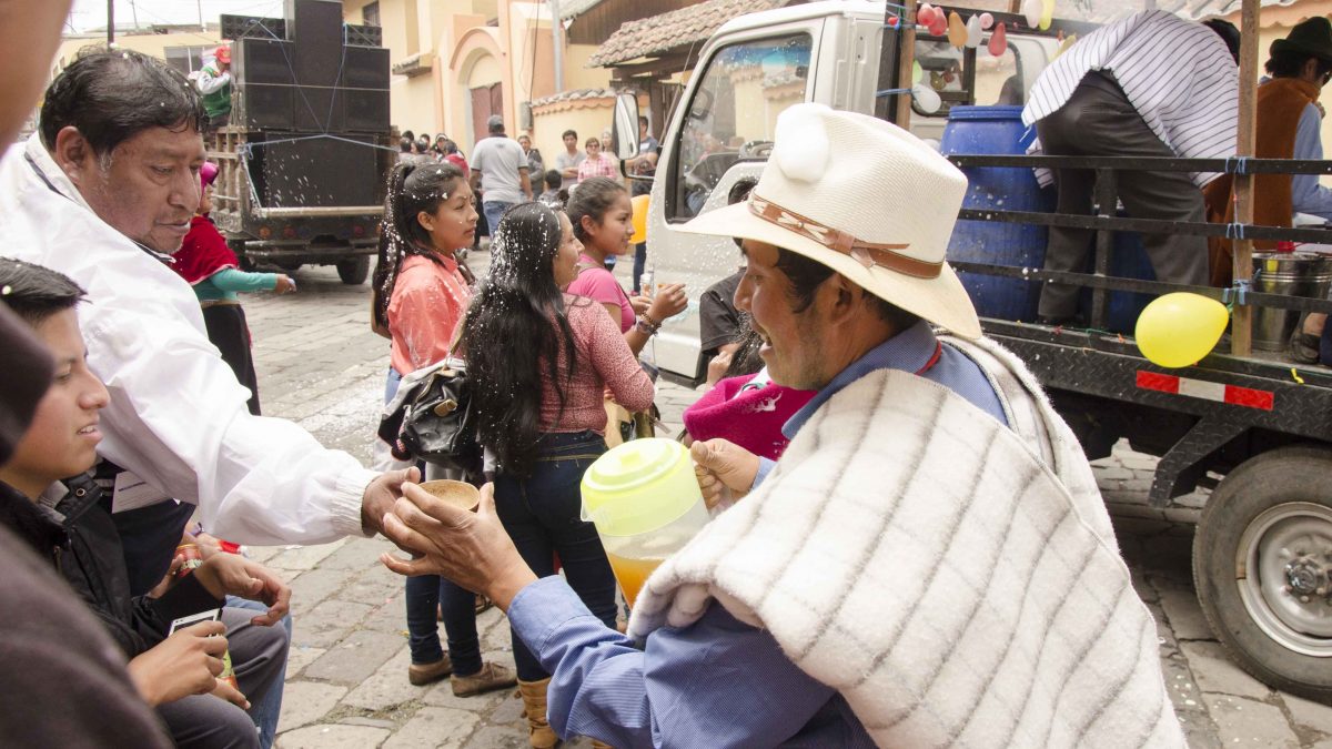 La chicha, una bebida fermentada hecha de maíz, es una parte importante del Carnaval en Guamote | ©Ángela Drake Compartiendo Chicha, Carnaval en Guamote
