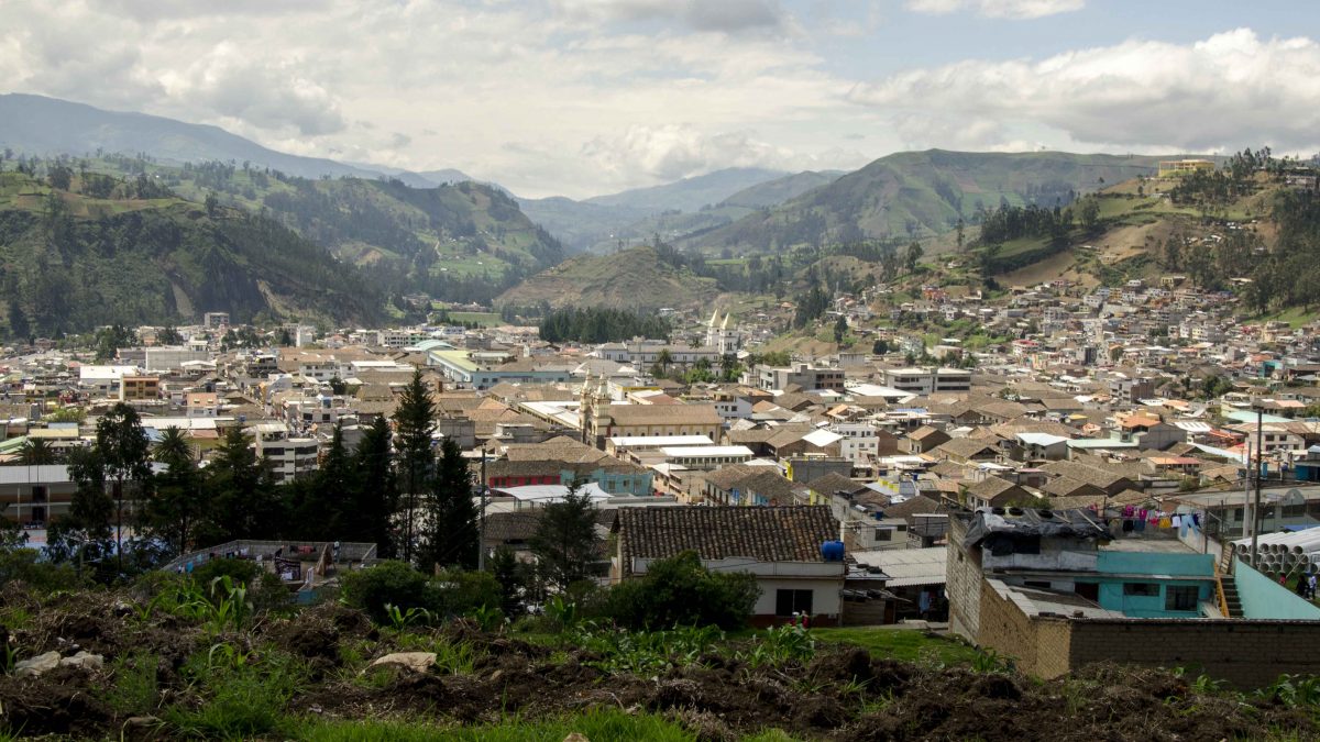 Desde arriba, la ciudad de Guaranda parece tranquila, pero la música del creciente festival se escucha fácilmente incluso desde tan lejos | ©Ángela Drake El pueblo de Guaranda con las estribaciones andinas al fondo