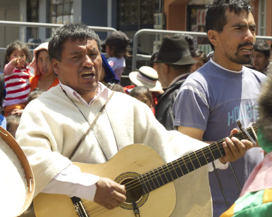 Guitarrista, Desfile de Carnaval en Guaranda, Ecuador | ©Angela Drake Guitarrista