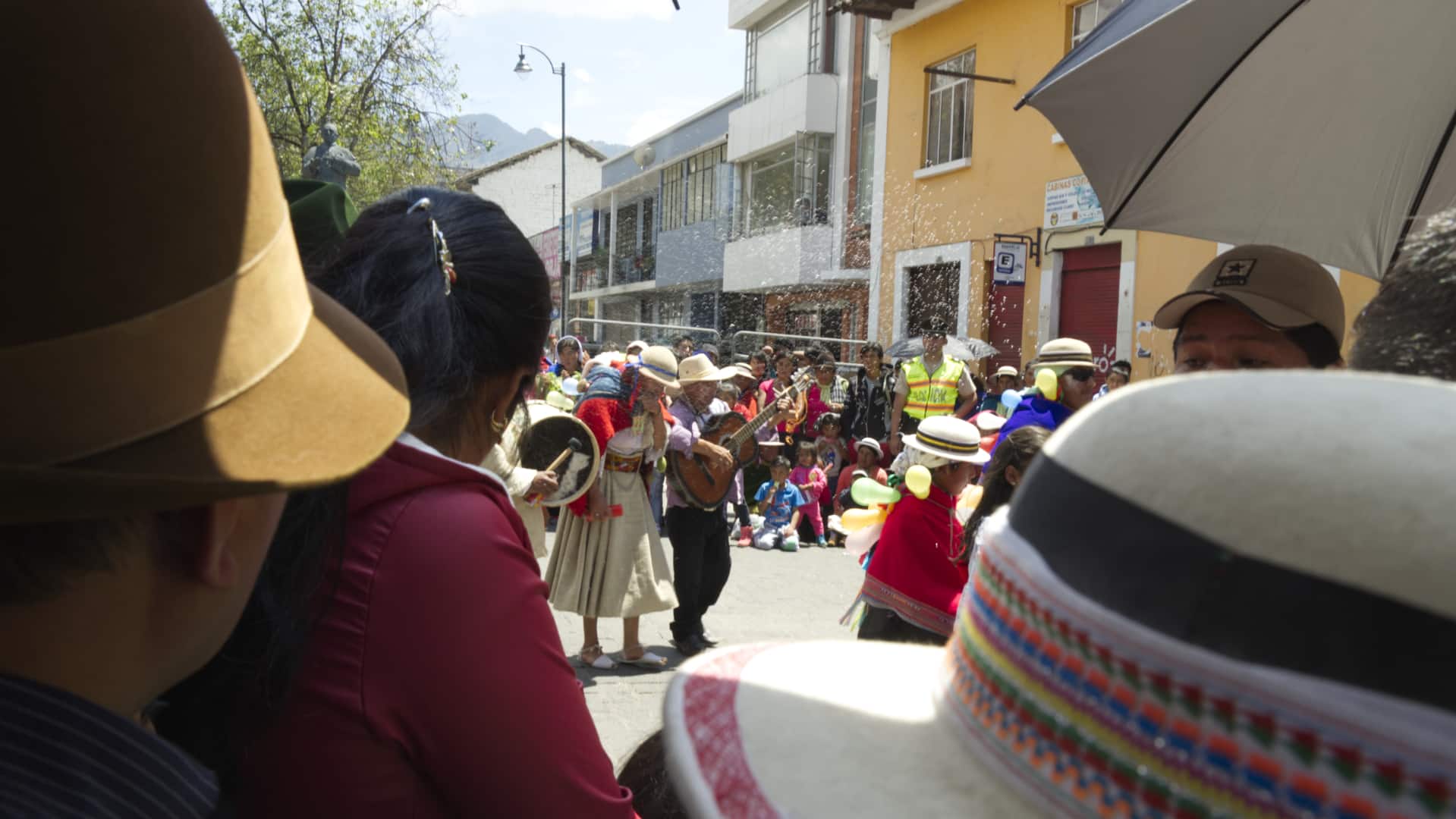 Llegue temprano para los asientos de primera fila, Carnaval en Guaranda, Ecuador | ©Ángela Drake Ver el Desfile de Carnaval