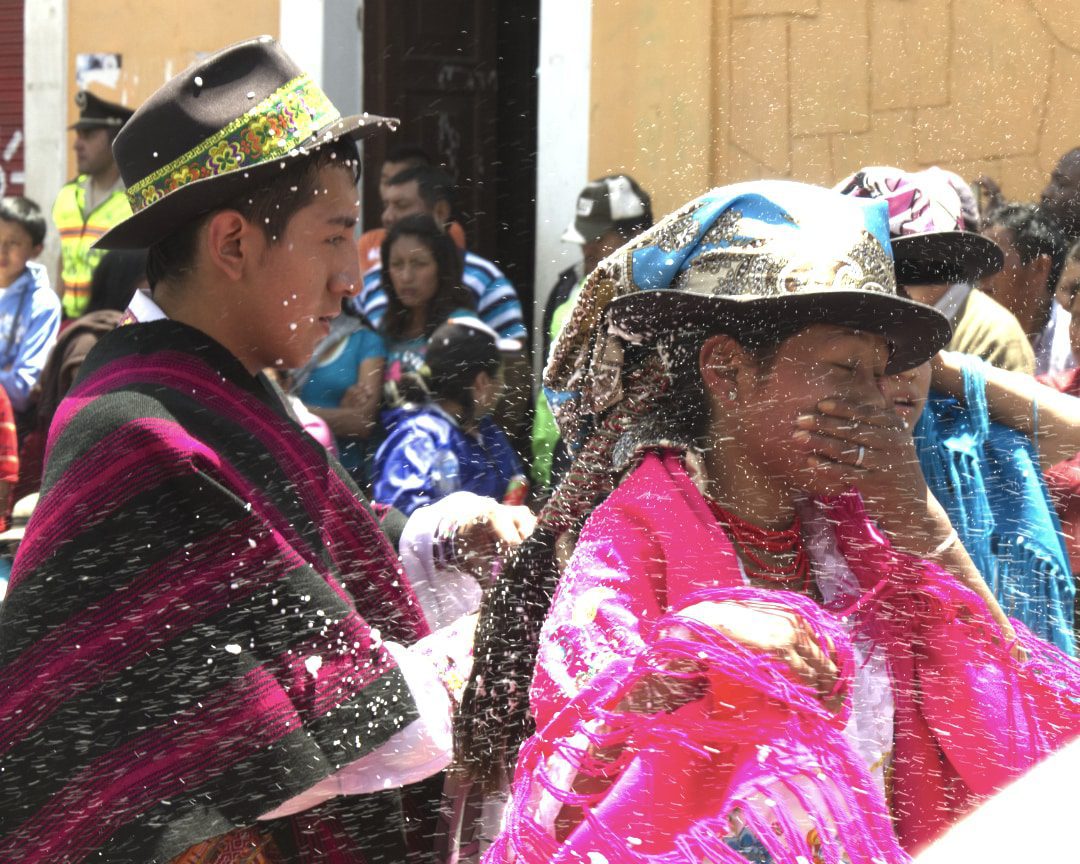 Bailarines en traje tradicional, Carnaval en Guaranda, Ecuador | ©Angela Drake Bailarines en traje tradicional