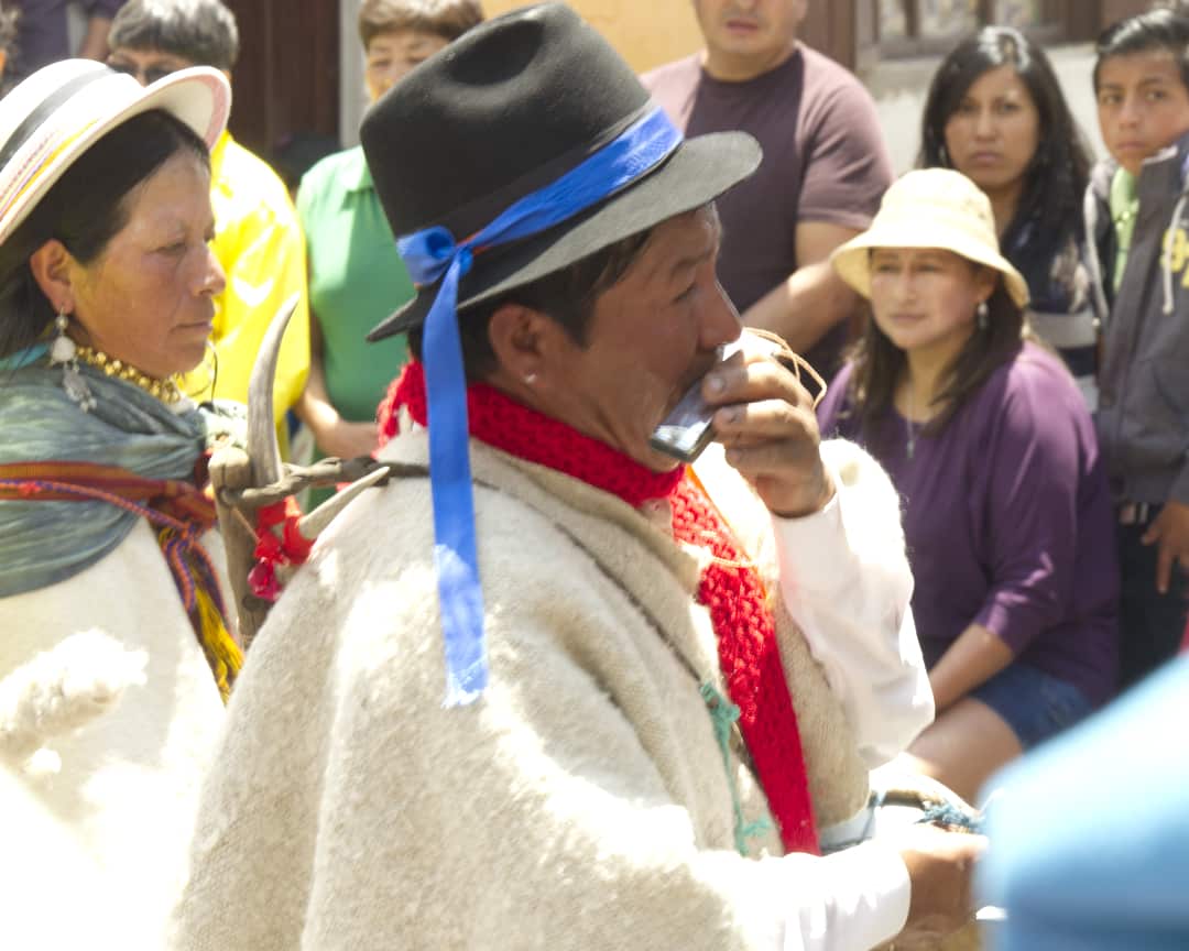 Armonicista, Carnaval en Guaranda, Ecuador | ©Ángela Drake Hombre tocando la armónica