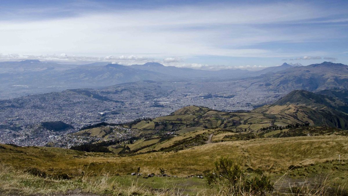 Una impresionante vista de Quito y el valle circundante desde lo alto de las laderas del volcán Pichincha.