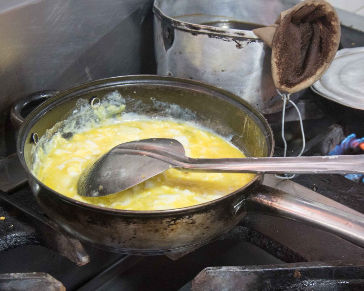 Revuelva los huevos; receta de tigrillo.