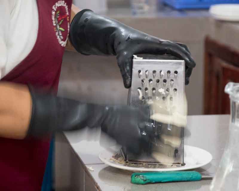 Rallar el queso; receta de tigrillo.