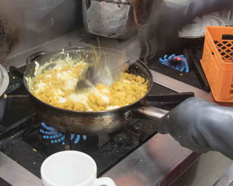 Mezclar los plátanos y los huevos; receta de tigrillo.