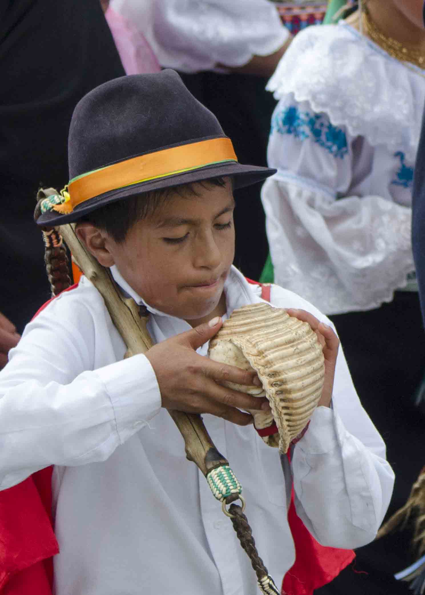 Preparándose para soplar la caracola, Inti Raymi, Desfile de Escuelas, Cotachi, Ecuador