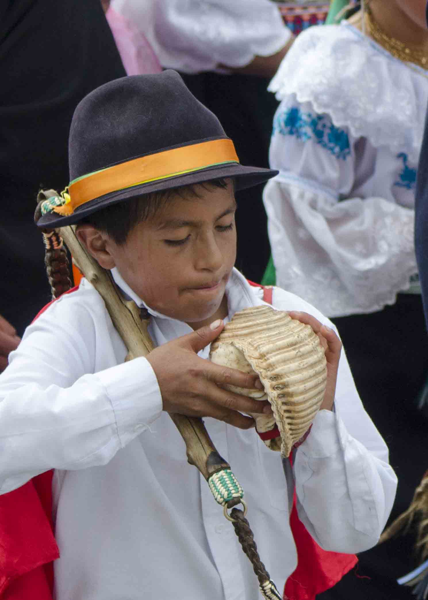 Preparándose para soplar la caracola, Inti Raymi, Desfile de Escuelas, Cotachi, Ecuador Preparándose para soplar la caracola, Inti Raymi, Desfile de Escuelas, Cotachi, Ecuador