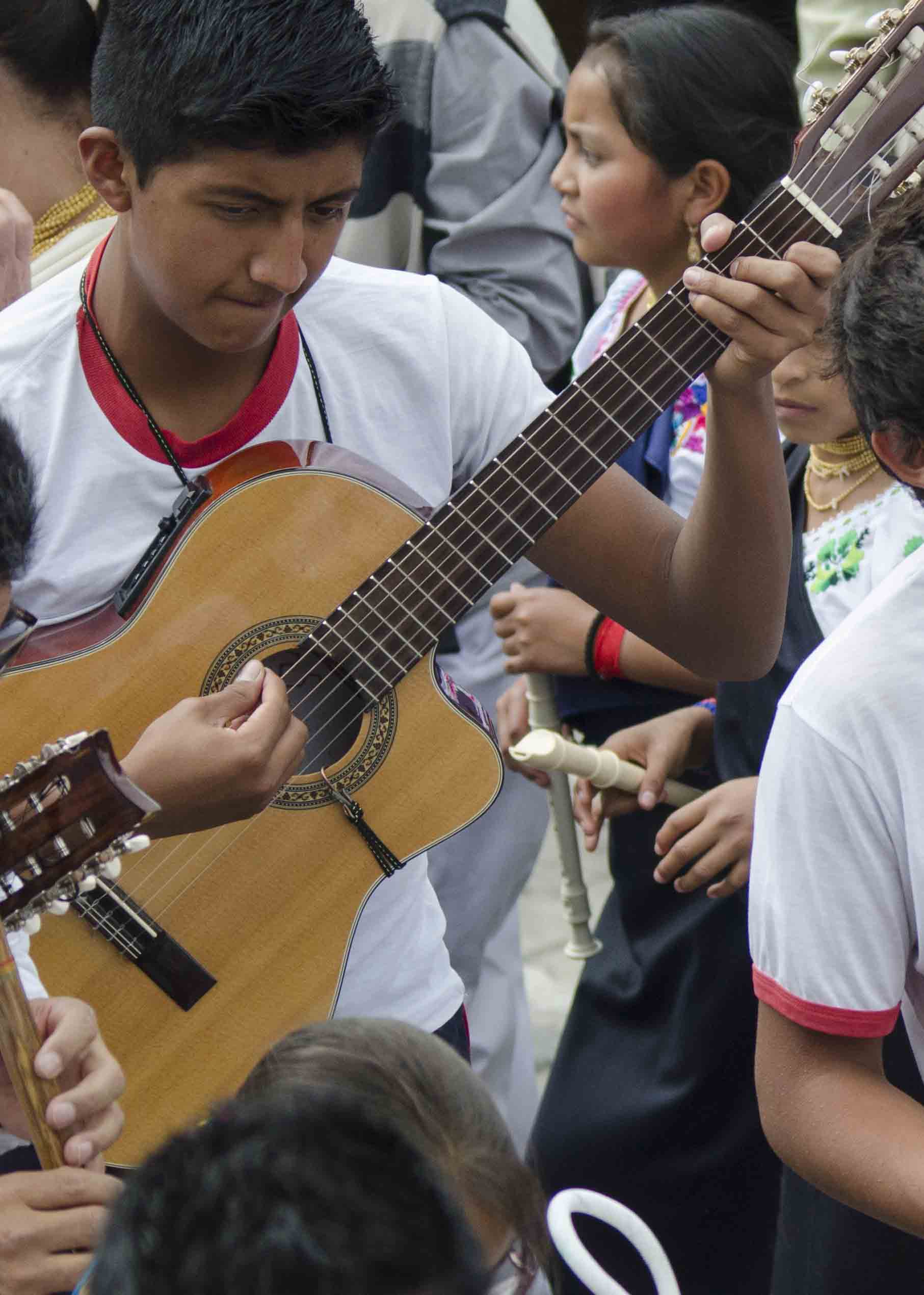 Guitarrista, Inti Raymi, Desfile de Escuelas, Cotachi, Ecuador Guitarrista, Inti Raymi, Desfile de Escuelas, Cotachi, Ecuador