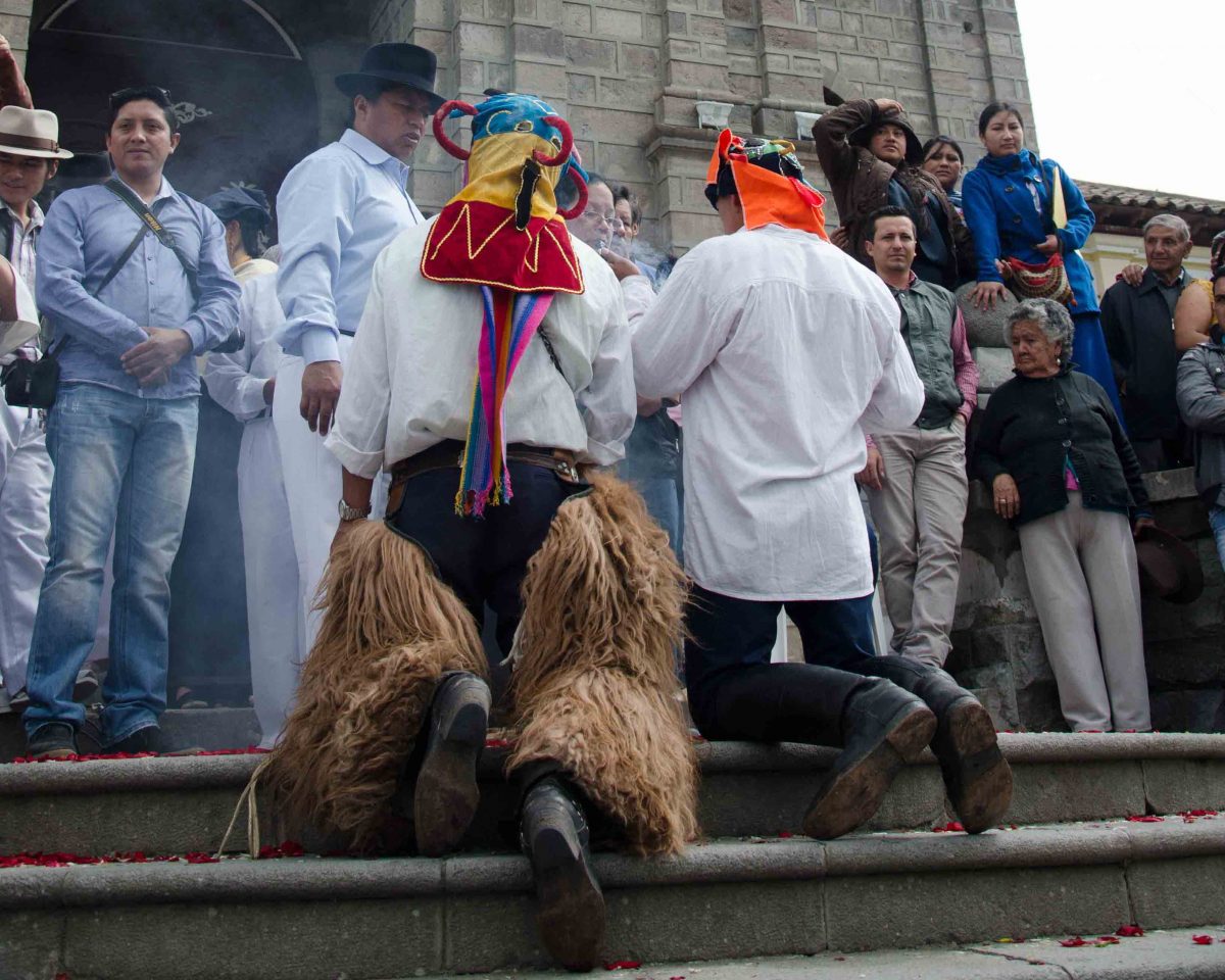 Bendición en los escalones de la iglesia, los escolares toman la plaza, Cotacachi, Ecuador