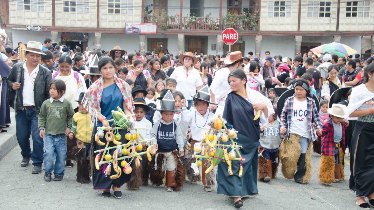 Escolares toman la Plaza, Cotacachi, Ecuador Escolares toman la Plaza, Cotacachi, Ecuador