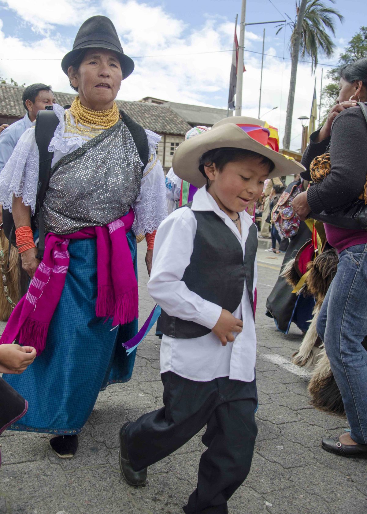 Bailarines, Toma de la Plaza, Día del Niño Escolar, Cotacachi, Ecuador Bailarines, Toma de la Plaza, Día del Niño Escolar, Cotacachi, Ecuador