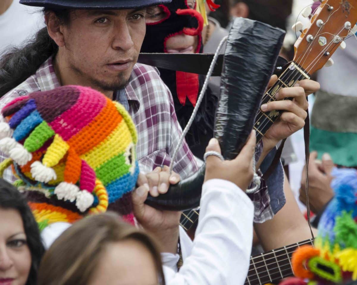 Trompas y Guitarra, Inti Raymi, Desfile de Escuelas, Cotachi, Ecuador Trompas y Guitarra, Inti Raymi, Desfile de Escuelas, Cotachi, Ecuador