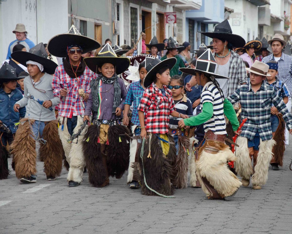 Bailarines, Toma de la Plaza, Día del Niño Escolar, Cotacachi, Ecuador Bailarines, Toma de la Plaza, Día del Niño Escolar, Cotacachi, Ecuador