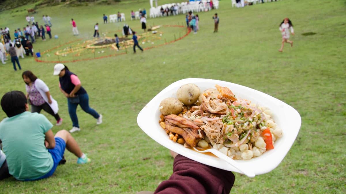 Un plato de delicioso hornado, festival Mushak Nina, Cochasquí, Ecuador | ©Angela Drake