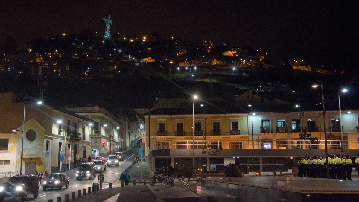 Policías se reúnen cerca de La Ronda, Quito, Ecuador | © Angela Drake Policías se reúnen cerca de La Ronda, Quito, Ecuador | © Angela Drake