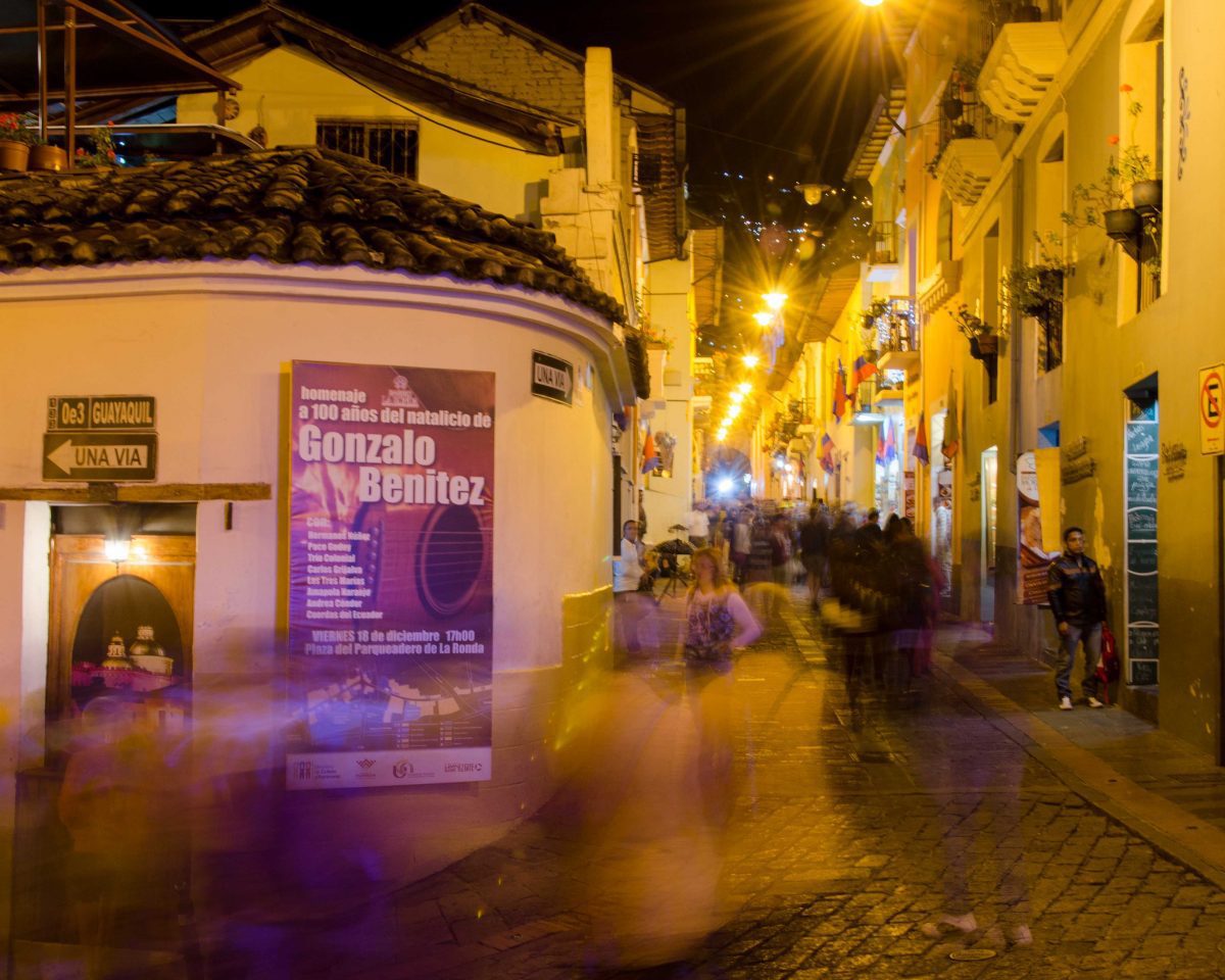 Una multitud nocturna en La Ronda, Quito Histórico, Ecuador | © Angela Drake Una multitud nocturna en La Ronda, Quito Histórico, Ecuador | © Angela Drake