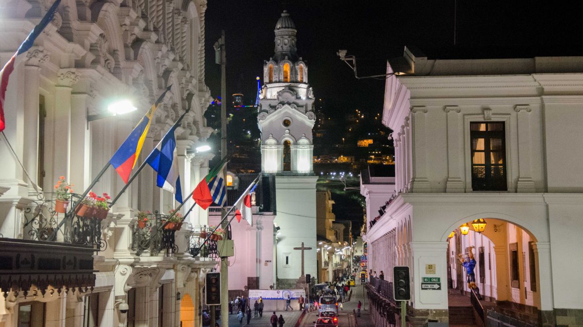 Mirando hacia la Plaza de Independencia y la Catedral, Quito, Ecuador | © Angela Drake Mirando hacia la Plaza de Independencia y la Catedral, Quito, Ecuador | © Angela Drake
