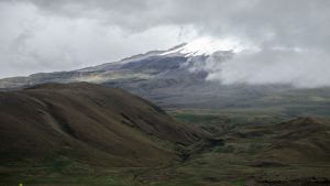 El Volcán Antisana tomado del sendero en Laguna Mica, Ecuador | Junio 2016 | © Ángela Drake