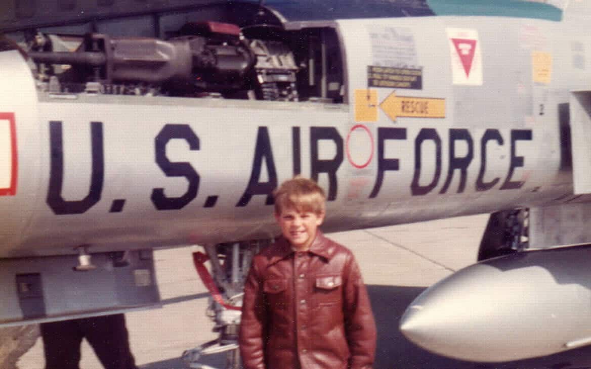 El comienzo de una relación de más de 30 años con la Fuerza Aérea.