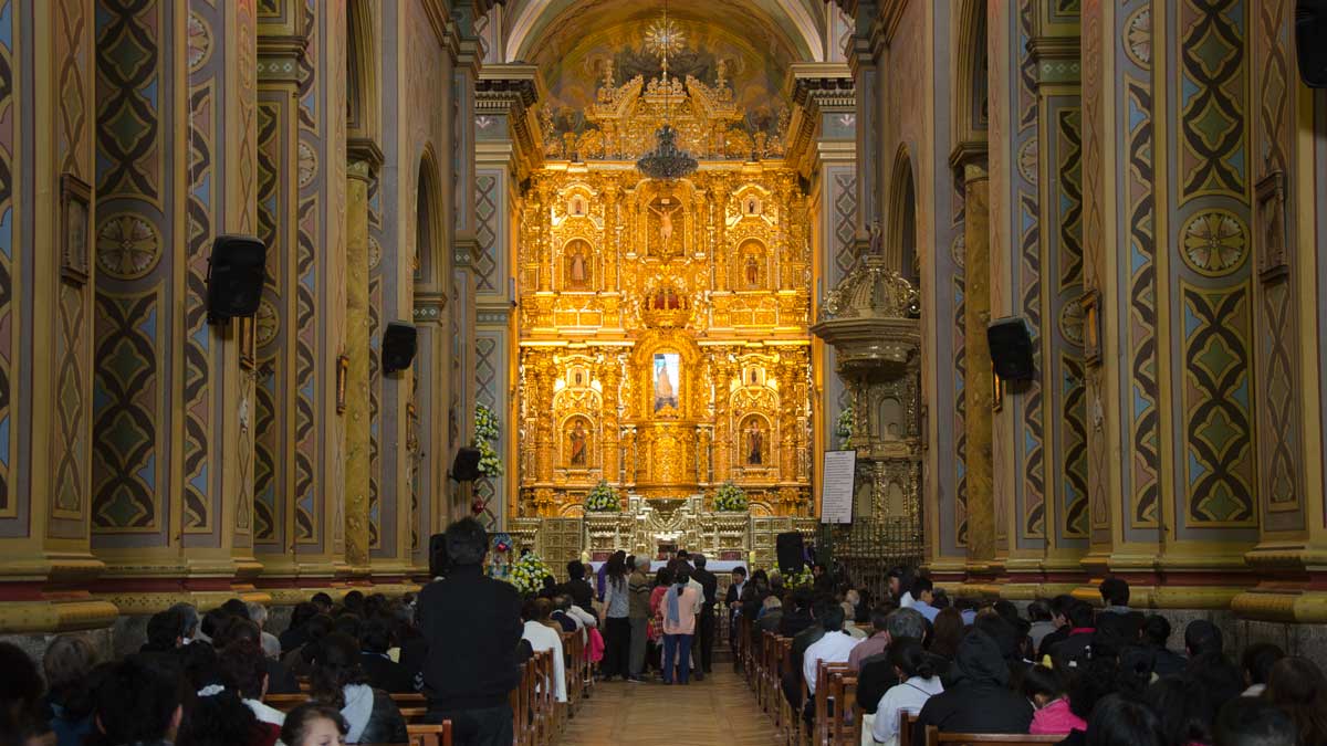 El altar mayor brilla desde lejos en El Quinche, Ecuador | ©Ángela Drake
