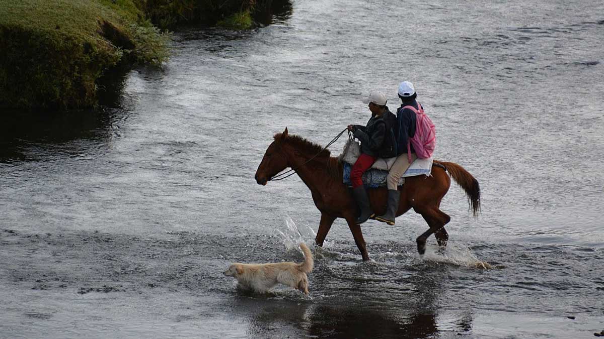 Cruzando el río, Piñán, Ecuador | crédito de la foto: David Sasaki Cruzando el río, Piñán, Ecuador | crédito de la foto: David Sasaki