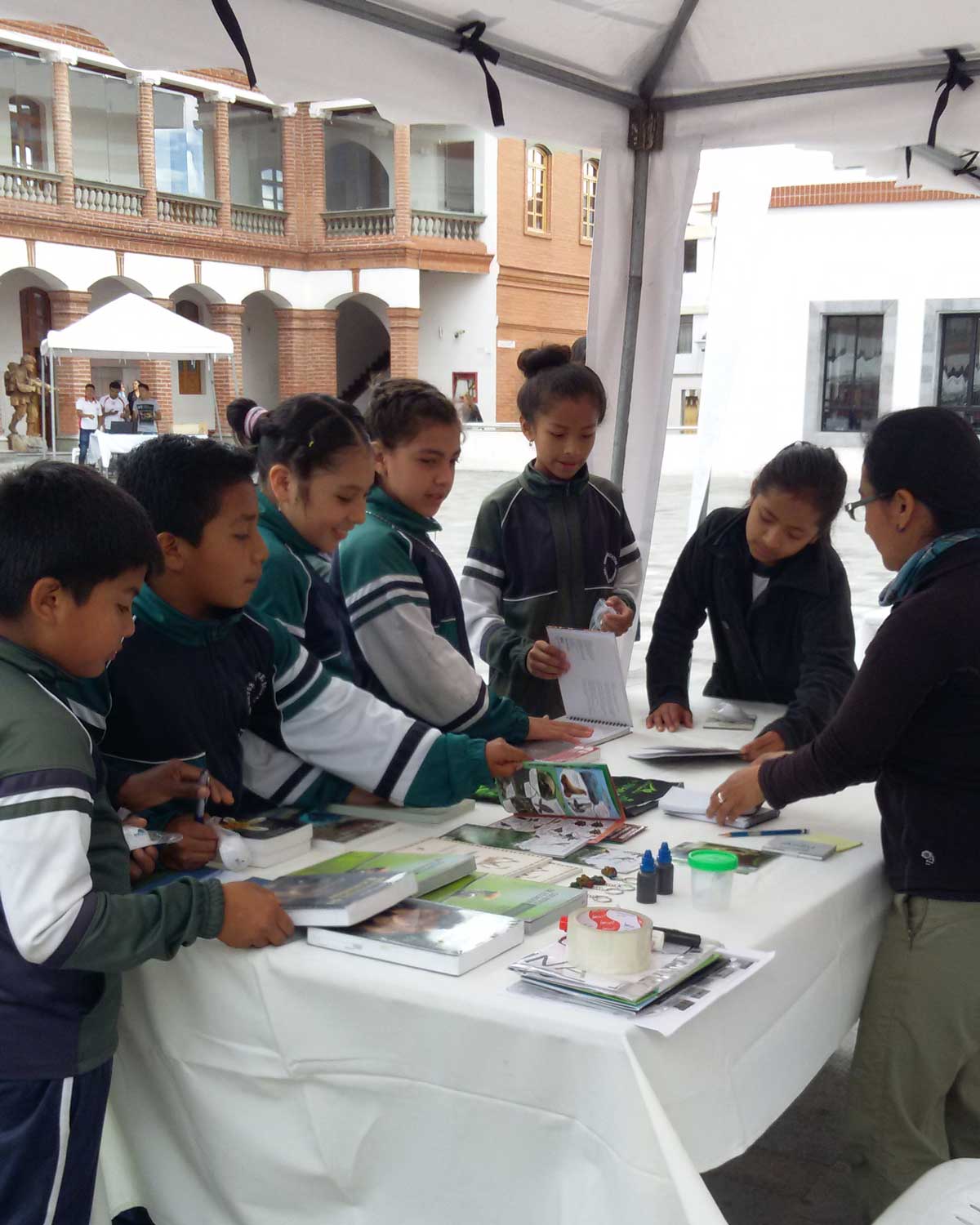 Niños ecuatorianos admirando las guías de campo Niños ecuatorianos admirando las guías de campo