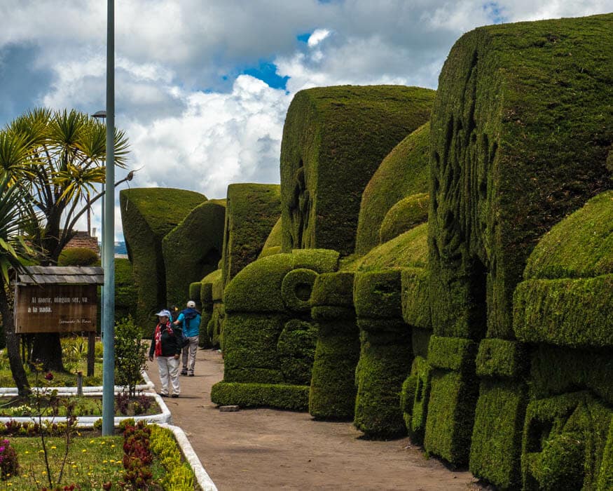No es sorprendente que estos hayan estado creciendo durante más de 80 años | © Ernest Scott Drake Topiario de 80 años, Cementerio de Tulcán, Ecuador | © Ernest Scott Drake