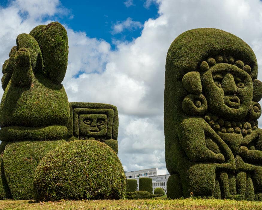 Ejemplos topiarios de Memorial Park, Cementerio de Tulcán, Ecuador | © Ernest Scott Drake Ejemplos topiarios de Memorial Park, Cementerio de Tulcán, Ecuador | © Ernest Scott Drake