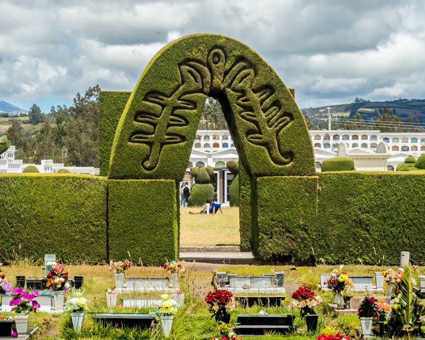Ejemplos topiarios de Memorial Park, Cementerio de Tulcán, Ecuador | © Ernest Scott Drake Un nuevo arco, cementerio de Tulcán, Ecuador | © Ernest Scott Drake