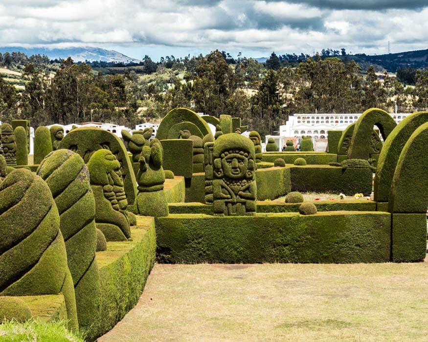Se está permitiendo que las torres de la izquierda crezcan para crear nuevas figuras en Memorial Park | © Ernest Scott Drake Nuevo crecimiento en el Parque Memorial, Cementerio de Tulcán, Ecuador | © Ernest Scott Drake