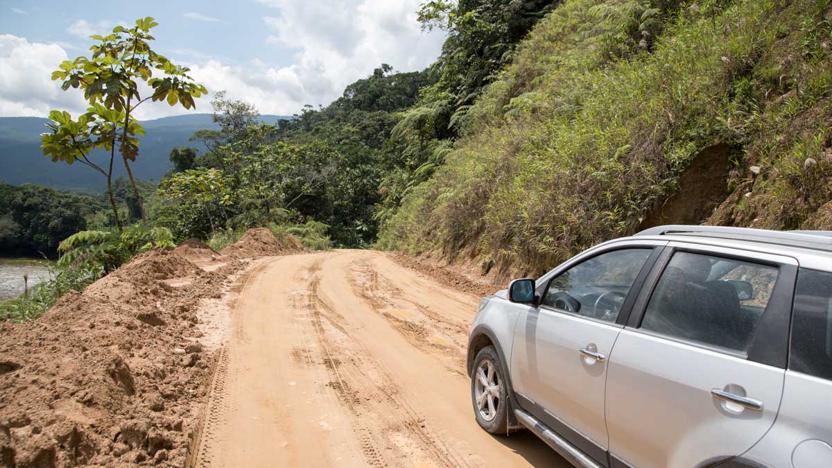 Heading towards Cabañas Yankuam on the Via Nuevo Paraiso, Ecuador | ©Angela Drake