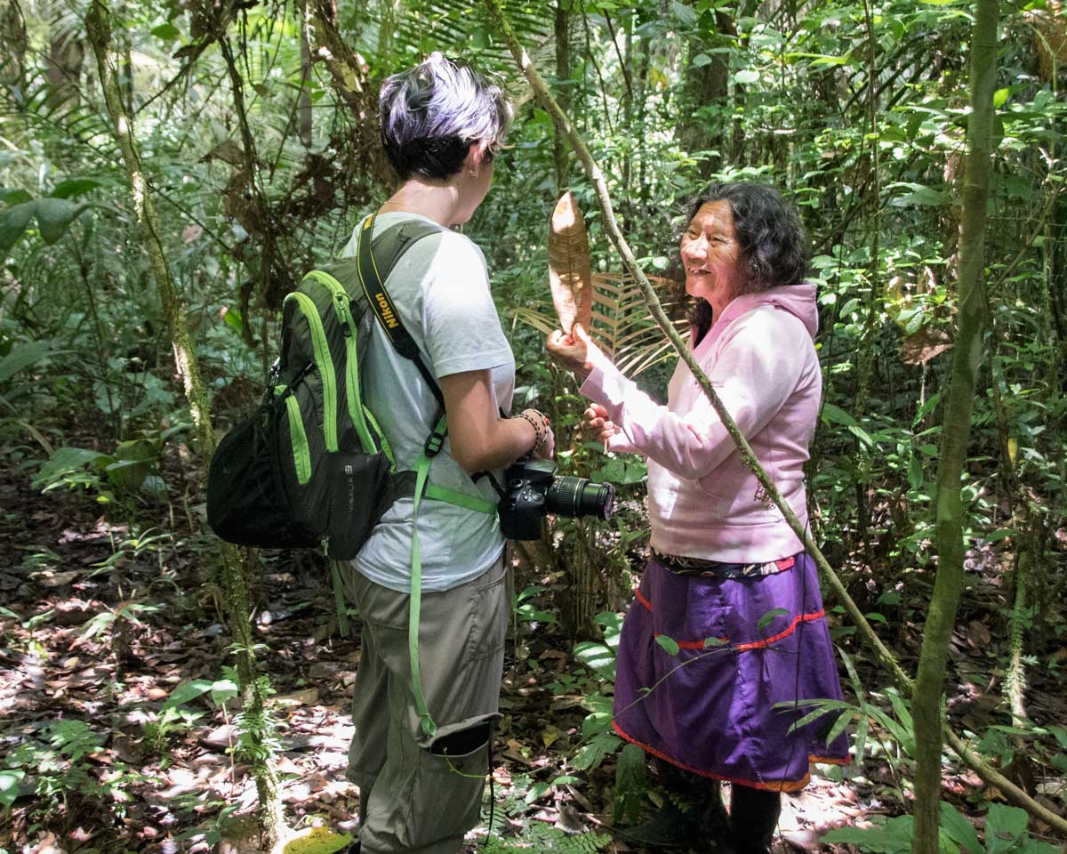 Mama Rora, Guía Siona en Cuyabeno, Ecuador con | voluntaria ©Ángela Drake