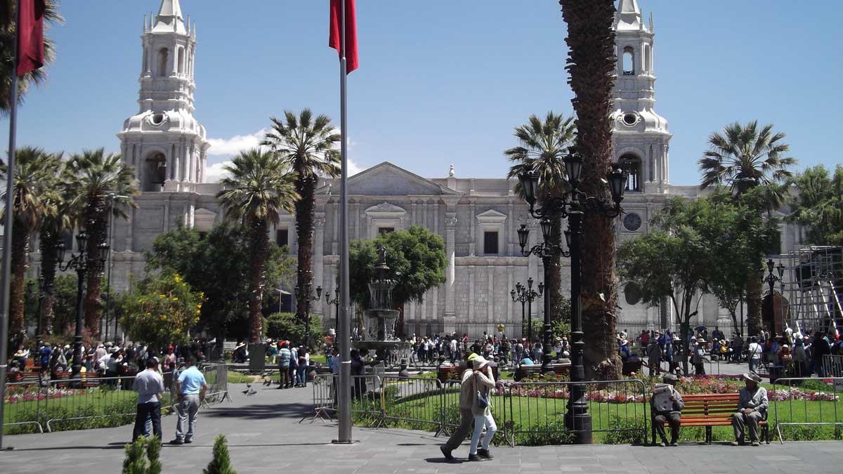 Plaza de Armas y la Catedral Basílica de Arequipa, Perú | ©Eleanor Hughes